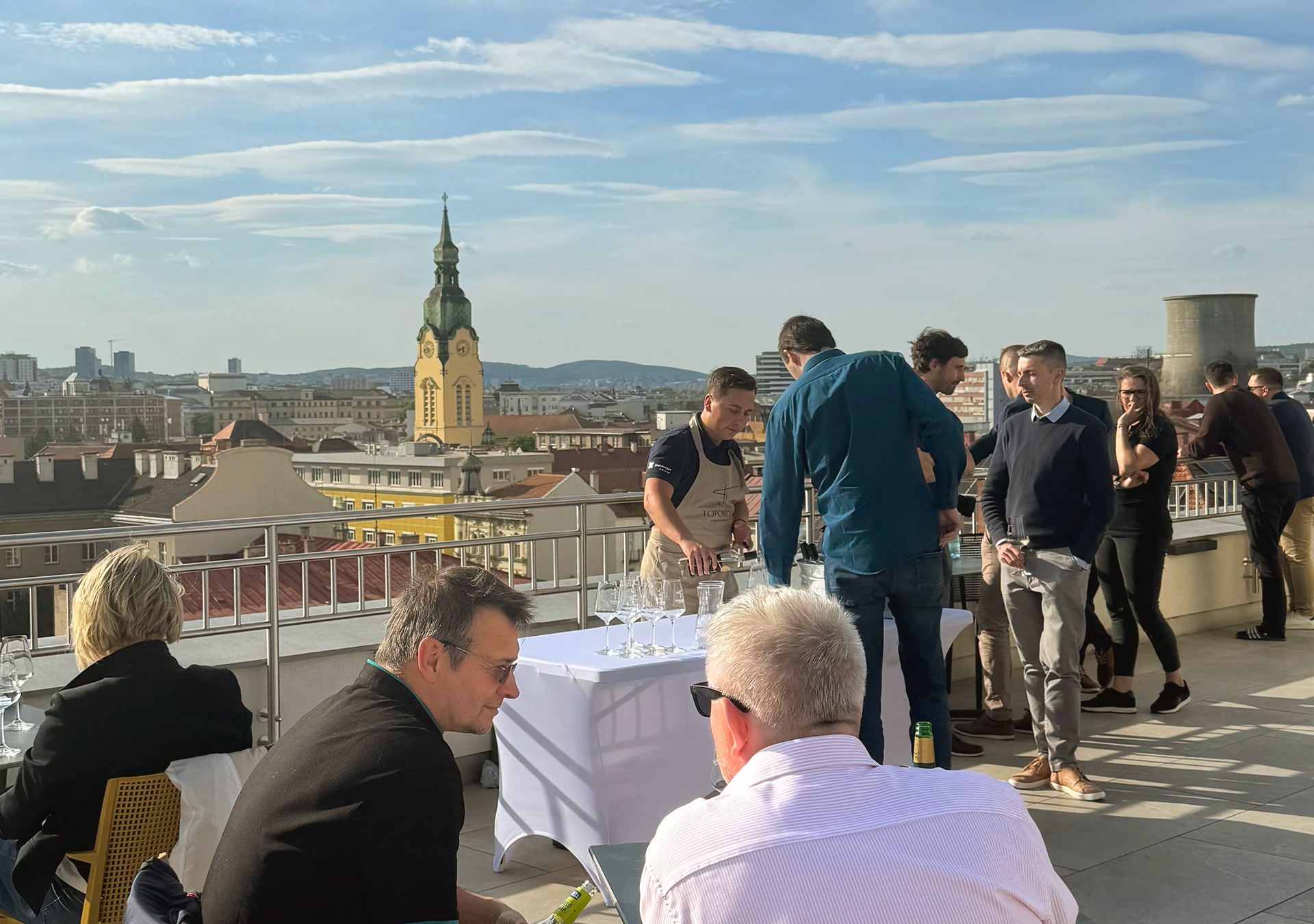 PUXcon jsme odpoledne završili na střeše s výhledem na centrum Brna.