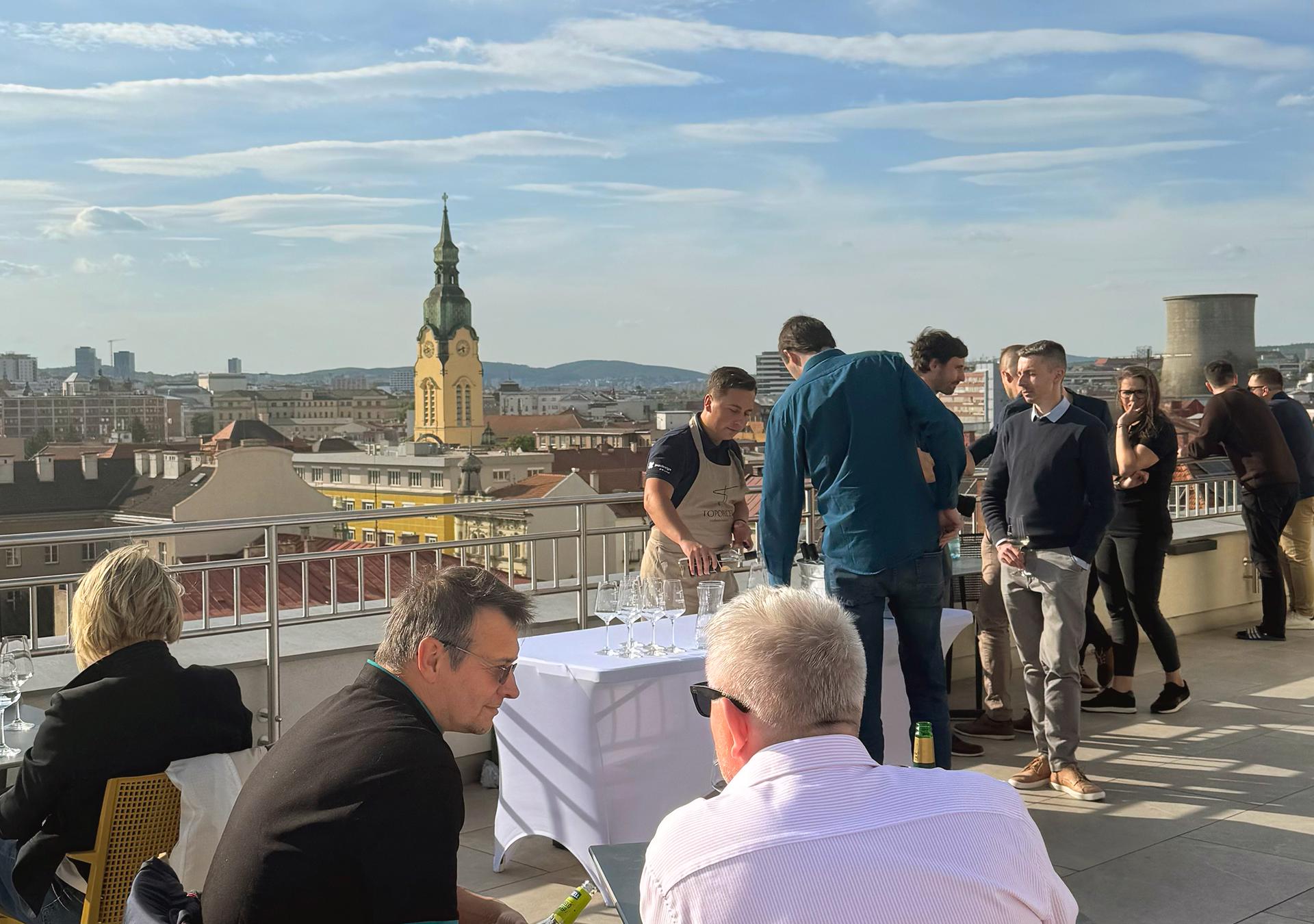 PUXcon jsme odpoledne završili na střeše s výhledem na centrum Brna.